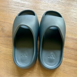 Never Worn!! Adidas Yeezy Slides Slate Grey Kids Size 1